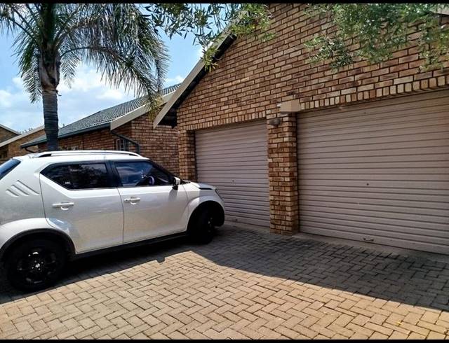 3 BEDROOM TOWNHOUSE FOR SALE IN AMBERFIELD HEIGHTS